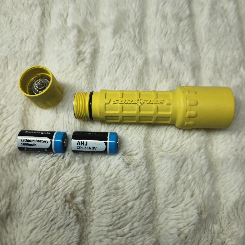 Surefire G2 Flashlight Xenon with 2 CR123A Batteries Nitrolon Yellow - Picture 5 of 5